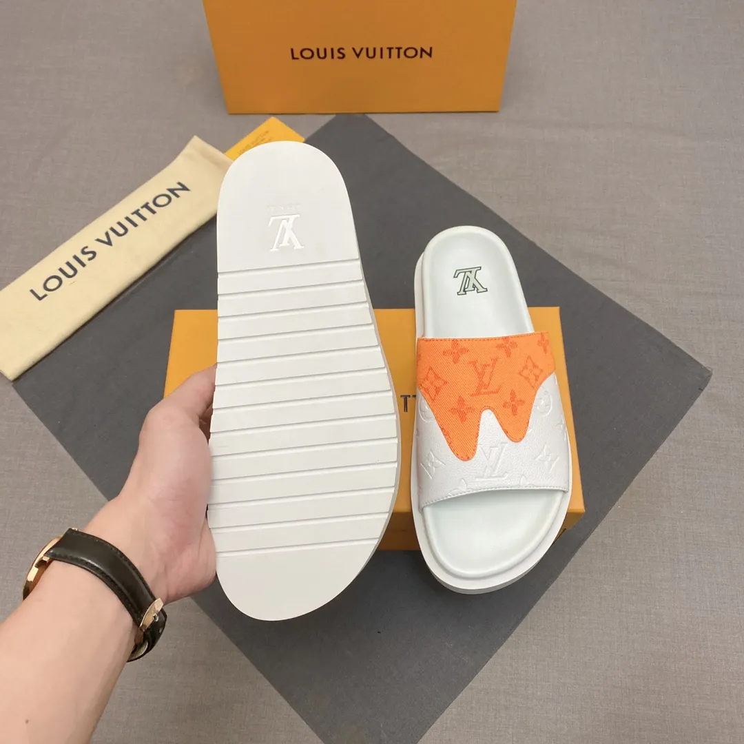 P300 🔍Top purchasing agent LV men's spring and summer slippers counter synchronization. The uppers are made of cowhide fabric imported from Italy, with logo graphics and high-quality craftsmanship. The soles are: original soles specially provided by the original factory. Exclusive molded soles are super comfortable. Original factory follow-up orders. 🔍🔍High quality. You can enter and leave the counter at will. Welcome to compare. Code number 38-45 No. 058